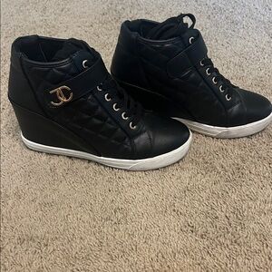 Juicy Couture Womens Black Quilted Wedge Sneakers